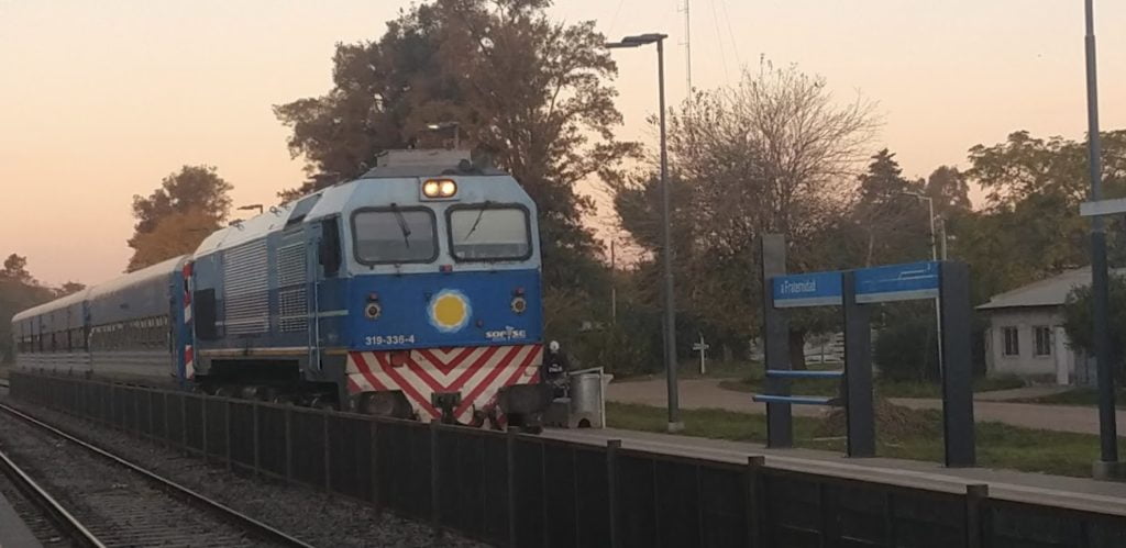 Maquina diesel entrando en la estación La Fraternidad.